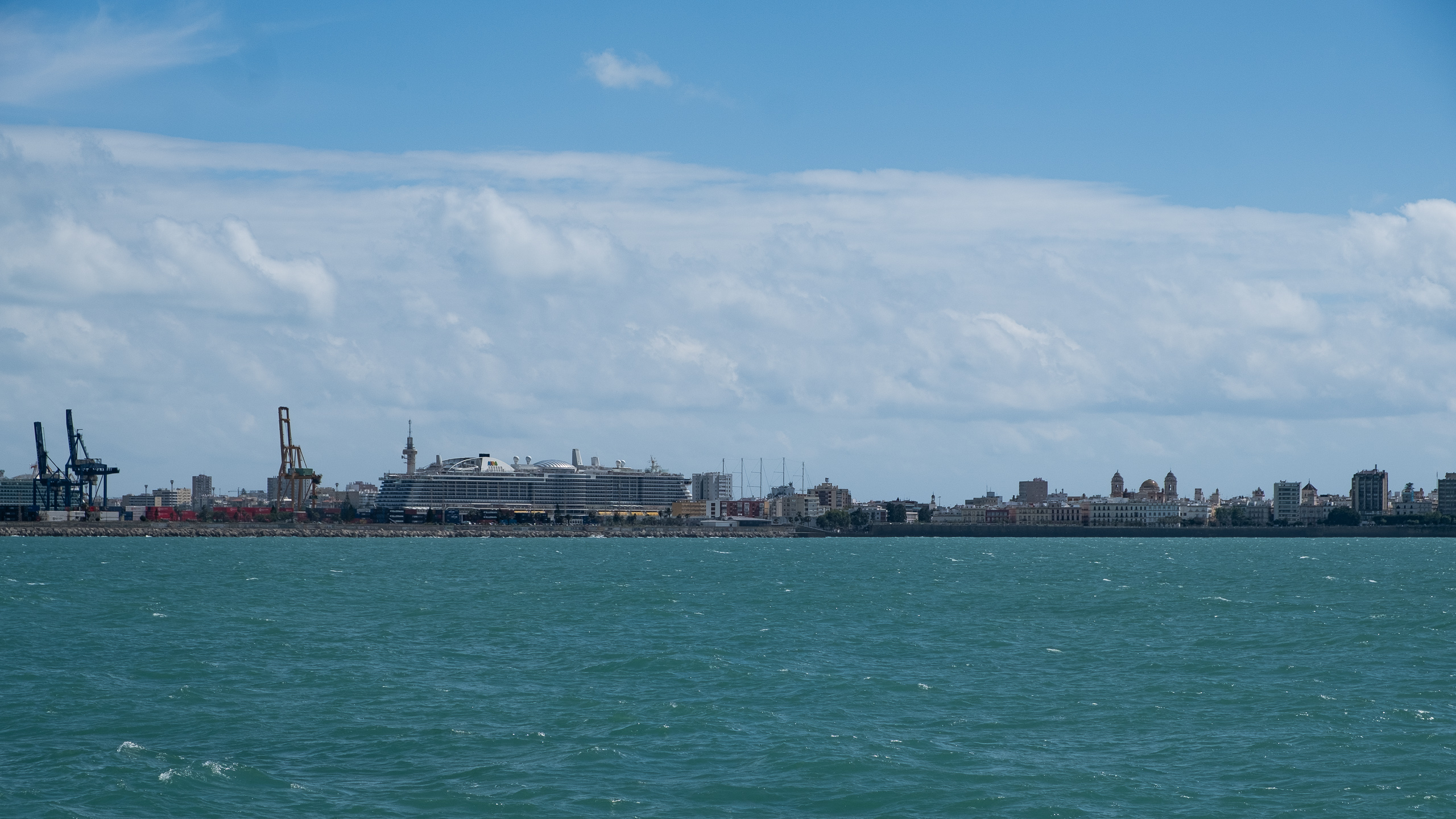 Cádiz nähert sich – erste Blicke auf die Stadt vom Meer